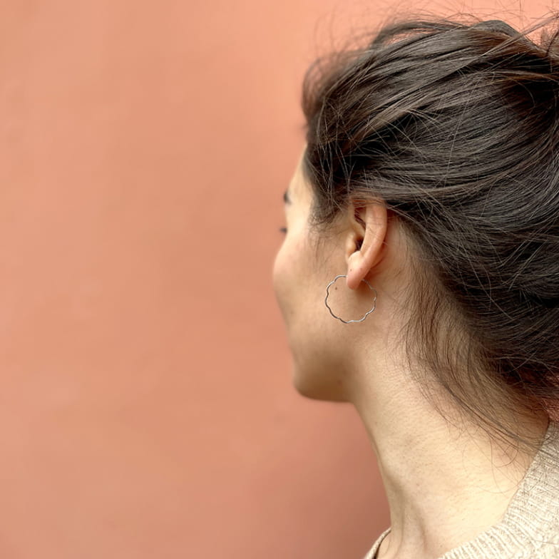 PETITES BOUCLES D’OREILLES FLEUR ARGENT SEASON PAPER X GALATÉE PESTRE